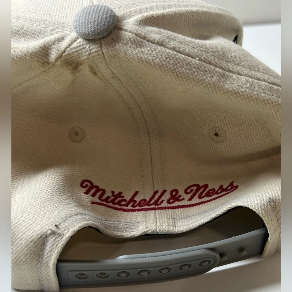NWT Mitchell & Ness Heritage Collection Chicago Bulls Beige and Gray Hat NBA